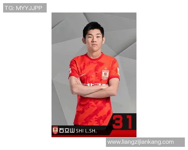 足球明星立牌背后的文化象征与商业价值探讨 足球明星立牌背后的文化象征与商业价值探讨