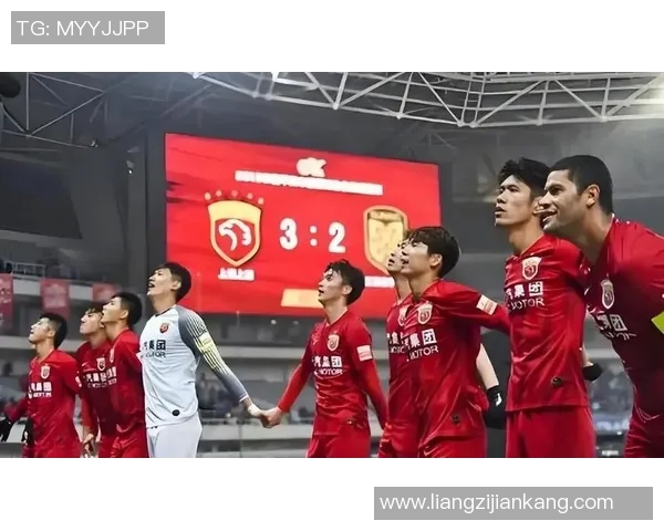 上港与恒大激战7月22日中超巅峰对决引发球迷热议 上港与恒大激战7月22日中超巅峰对决引发球迷热议